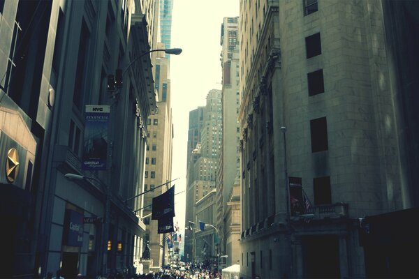 Calle estrecha de la metrópoli de nueva York