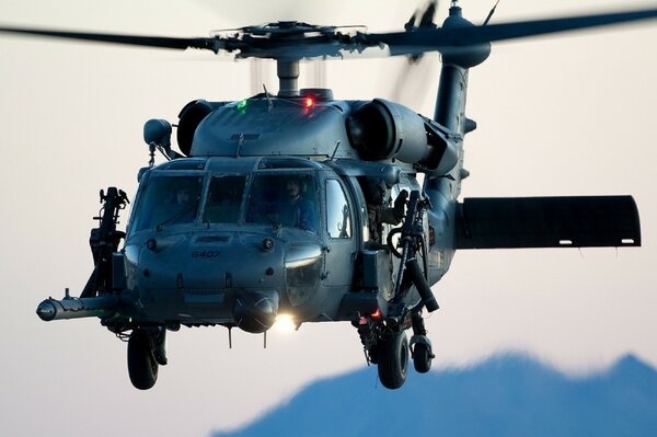 Hélicoptère militaire Sikorsky dans le ciel