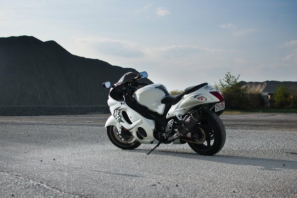 Suzuki gsx1300r bianco Suzuki in montagna bianco