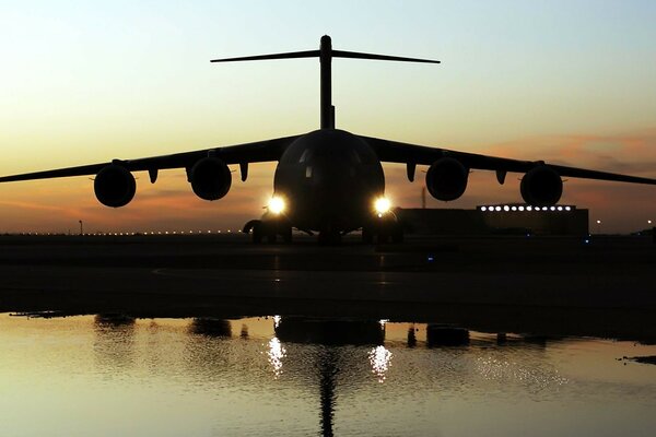 Avion militaire à l atterrissage au crépuscule