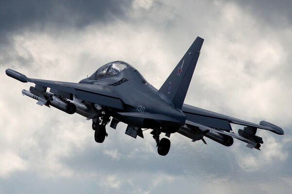 El avión de entrenamiento y combate Yak-130 voló a los ejercicios temprano en la mañana