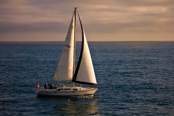 Eine Yacht mit Segeln schwimmt im Meer