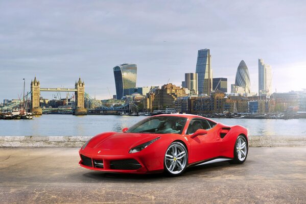 Ferrari rojo cerca del centro de la ciudad