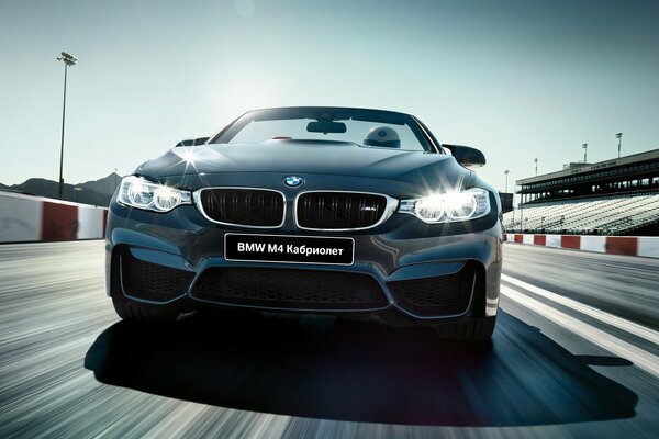 BMW rast mit rasender Geschwindigkeit über die Straße