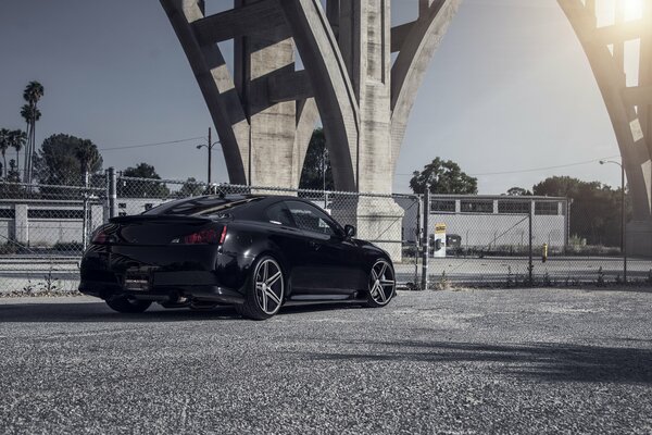 Infiniti dischi Vossen su sfondo grigio città