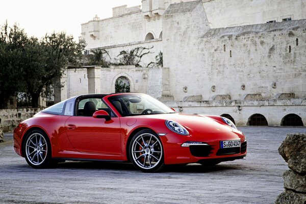 Porsche rojo brillante sobre un hermoso fondo