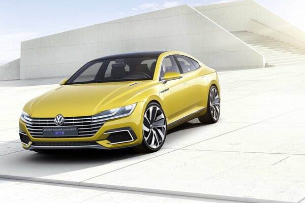 Volkswagen coupé2015 Jahr gelb. Auf weißem Yon