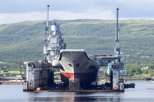 Incrociatore da trasporto aereo Admiral Kuznetsov alle banchine in riparazione