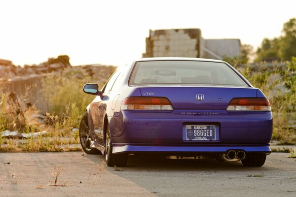 Blauer Honda im Tuning mit schöner Aussicht