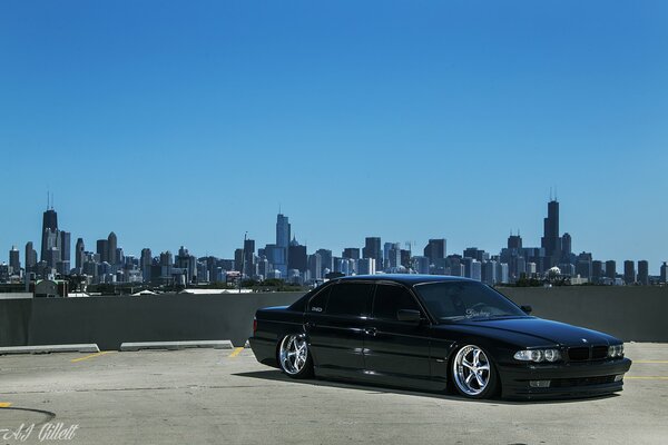 Tuningowane Czarne BMW e38 na tle Chicago w USA