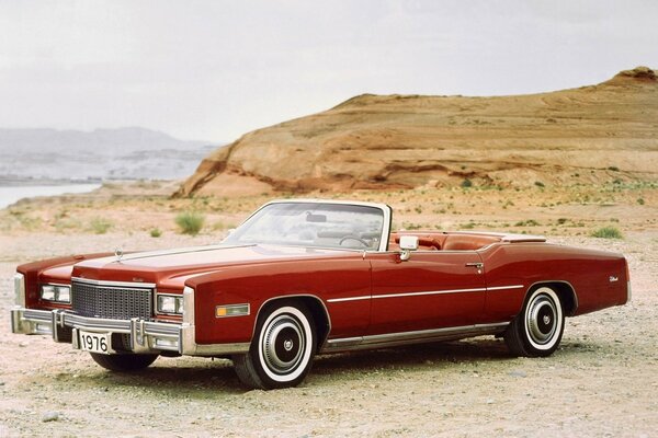 Cadillac descapotable retro rojo 1976-