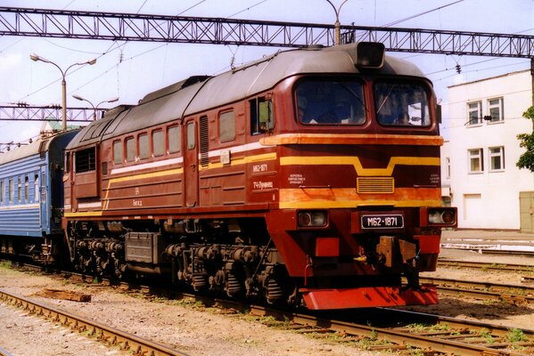 Locomotive diesel à la gare