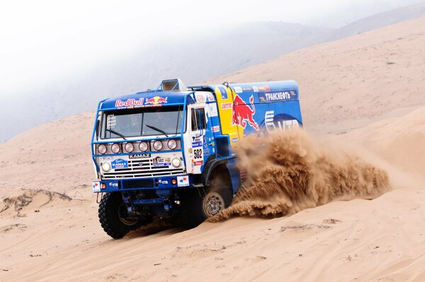 Camión conduce por el desierto de arena