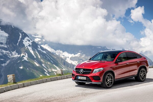 Mercedes 2015 dans les montagnes rouge