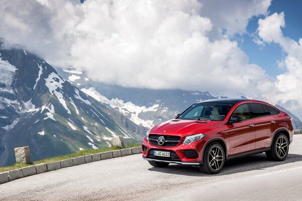 Mercedes 2015r w górach czerwony