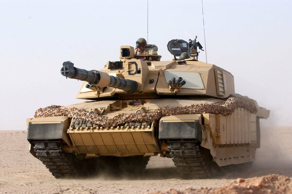 Hombre en un tanque marrón en el desierto