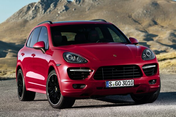 Красный элитный быстрый porsche cayenne