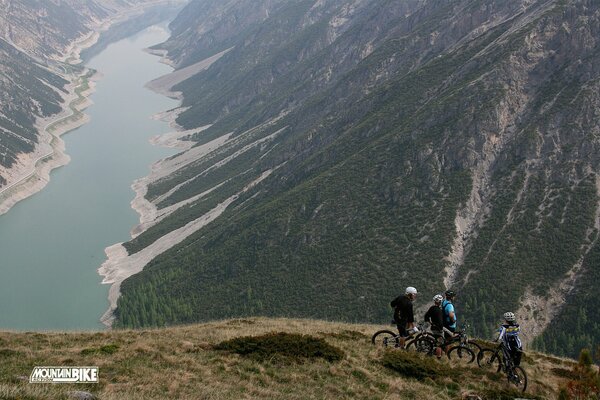 Radfahrer am Hang schöne Natur langer Fluss