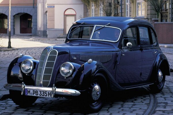 Voiture rétro sur les pavés de la ville