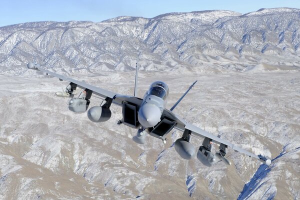 Avión militar hace maniobra