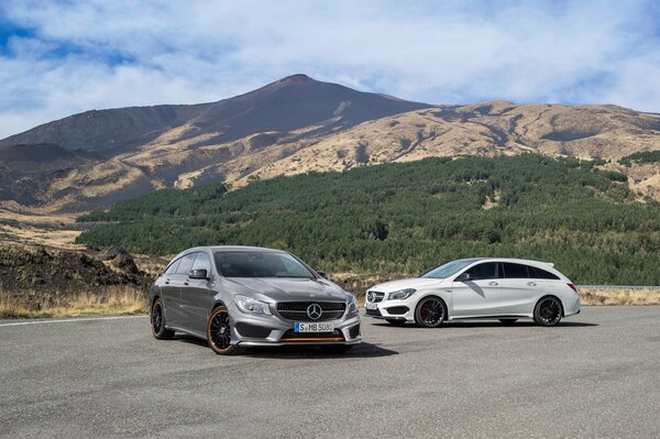 Mercedes gris et blanc sur fond de paysage de montagne