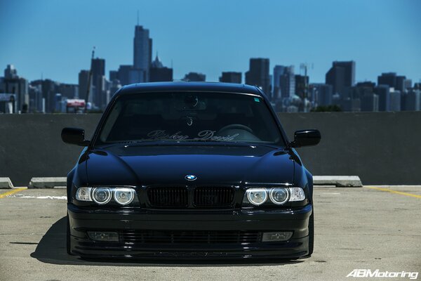 Un BMW E38 negro tuneado en el fondo de Chicago