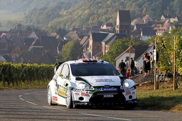 Rallye-Auto im Hintergrund der Stadt