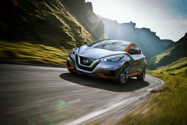 Nissan Concept Car a la velocidad entra en una curva