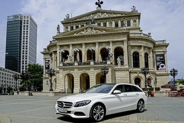 Mercedes-benz avec 300 sur fond de construction historique