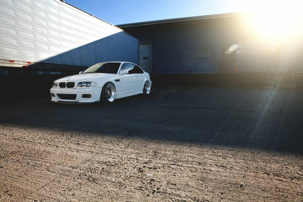 Bmw M3 E46 blanc près du garage