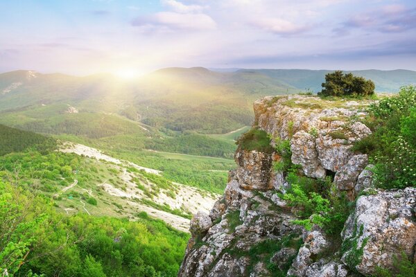 Ein wunderschönes Tal mit Felsen und Wald