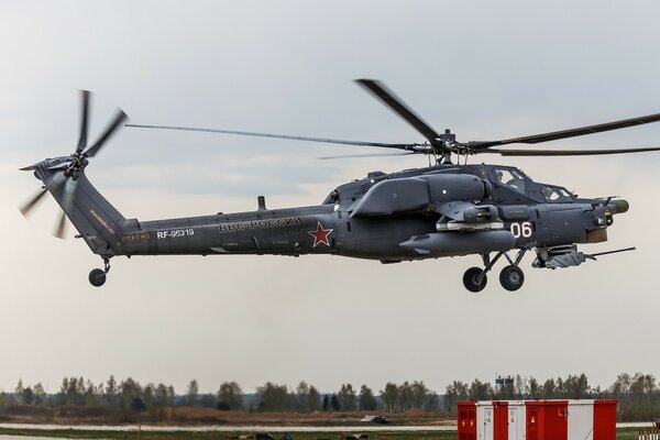 Russisches Flugzeug Mi 28 hebt von Hubschrauberlandeplatz ab