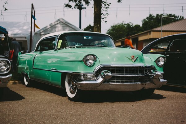 Vor dem klassischen Retro-Cadillac der Serie 62