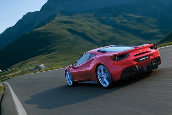 Ferrari in den Bergen fährt mit hoher Geschwindigkeit