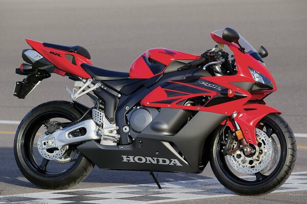 Rotes Motorrad honda Sport cbr100 auf der Strecke