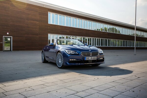 Bmw Cabrio auf dem Hintergrund eines schönen Gebäudes