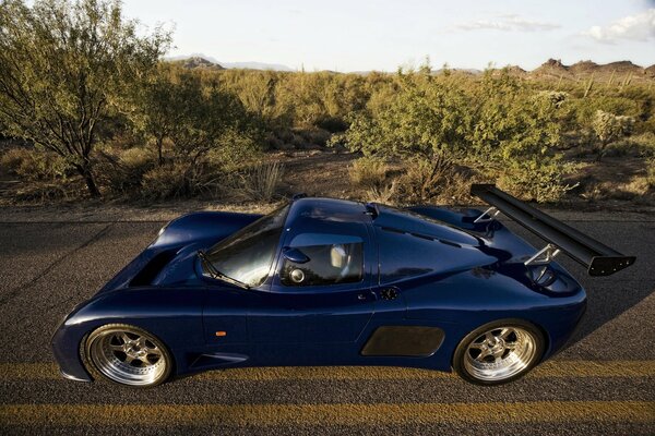 Supercar bleu sur fond de nature