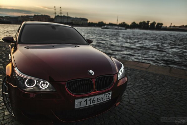 Belleza Burdeos bmw m5 en el paseo marítimo