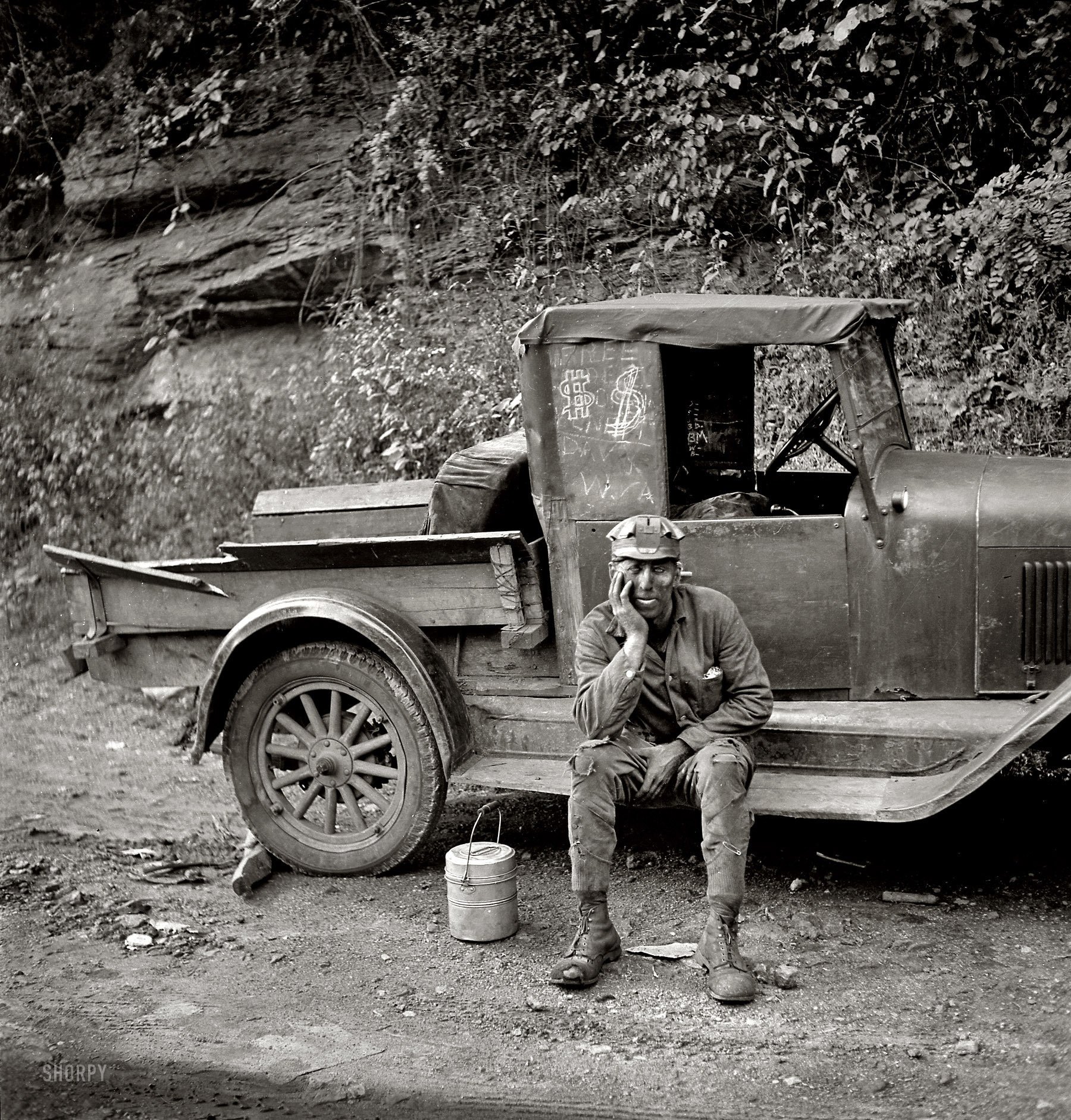 homme ouvrier au repos camion noir et blanc voitures repos camions voitures auto transport noir et blanc