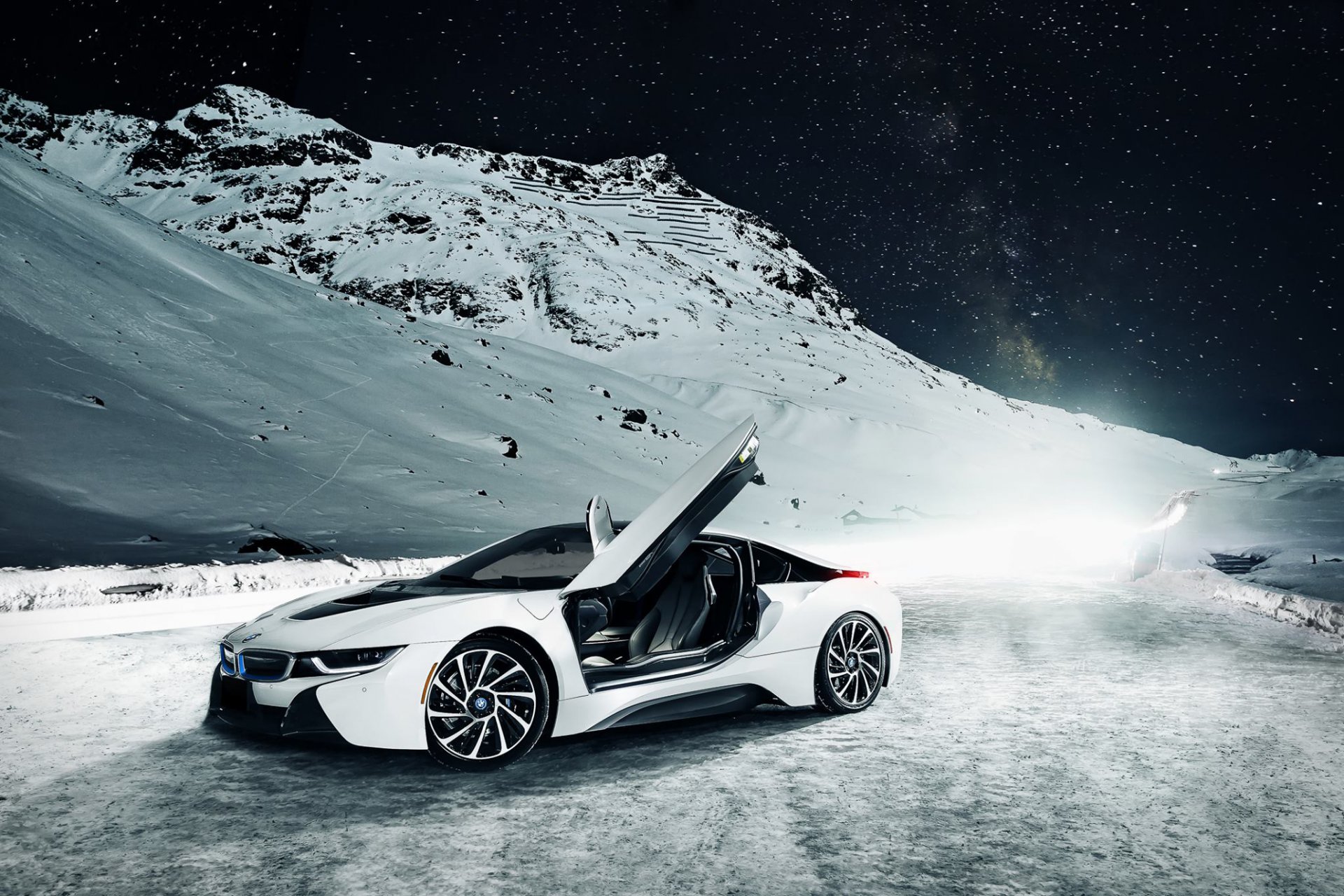 bmw i8 blanc montagne neige ciel lumière nigth avant