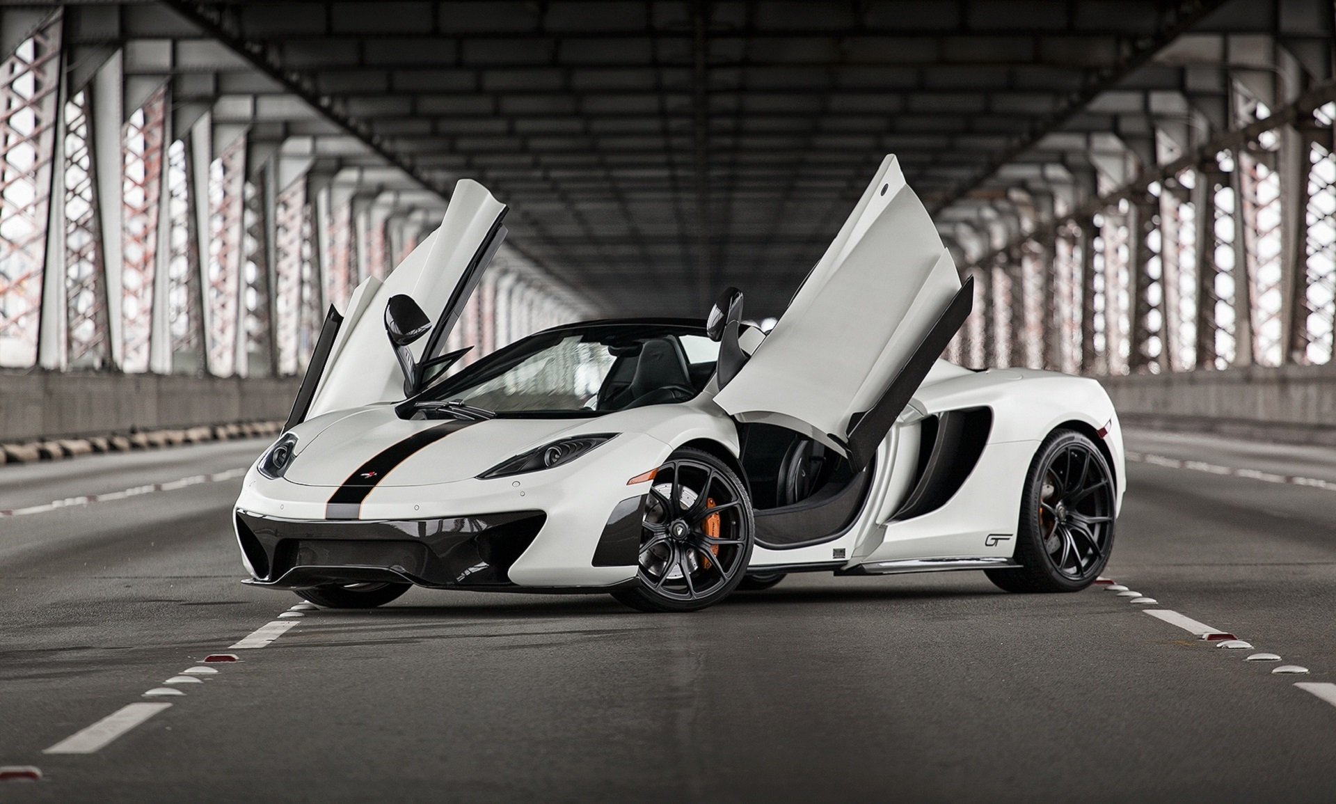 mclaren mp4-12c blanc avant britannique pont supercar