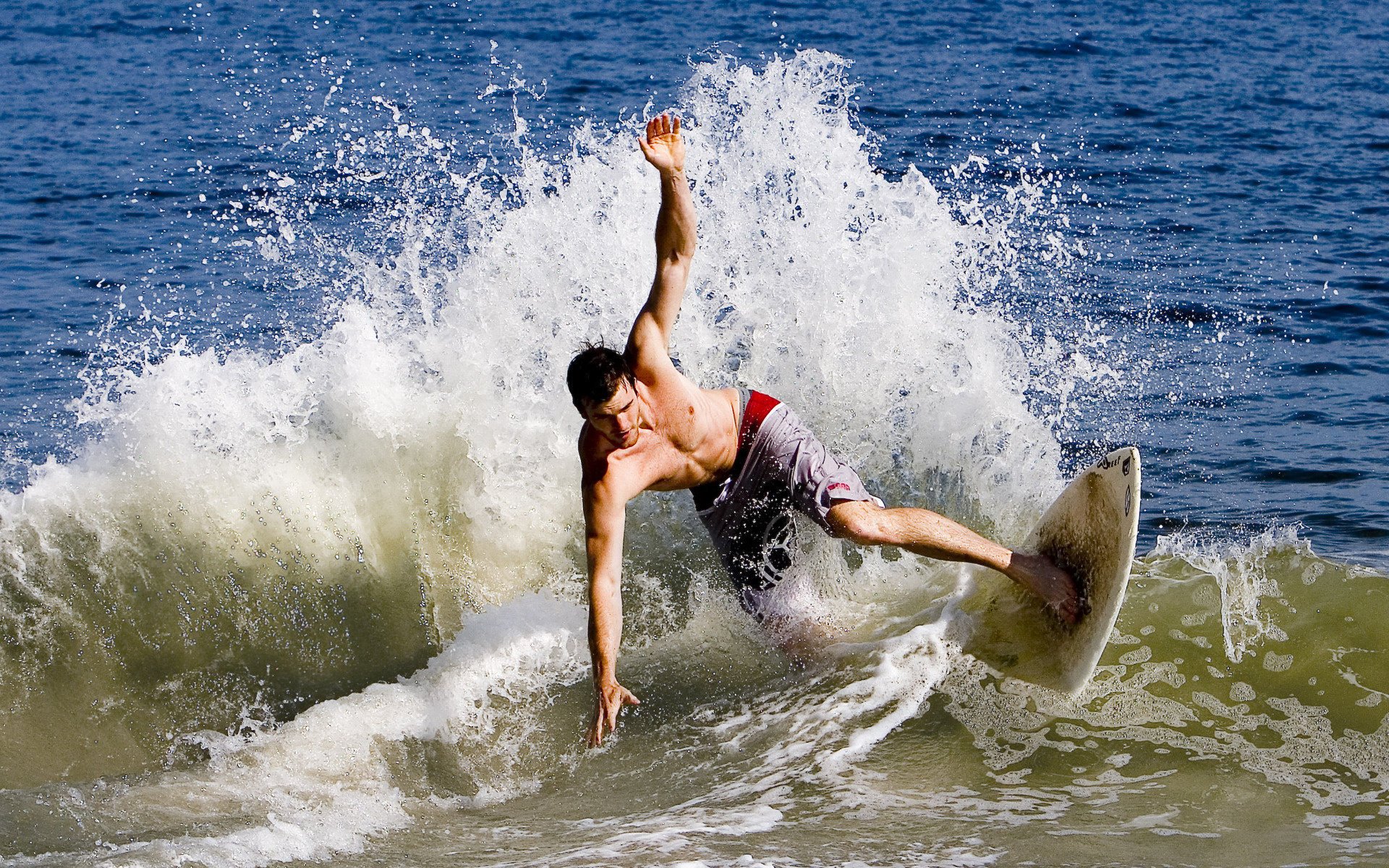 sport surfing morze woda ocean fala fale deska deski facet faceci spray kropla krople mężczyzna