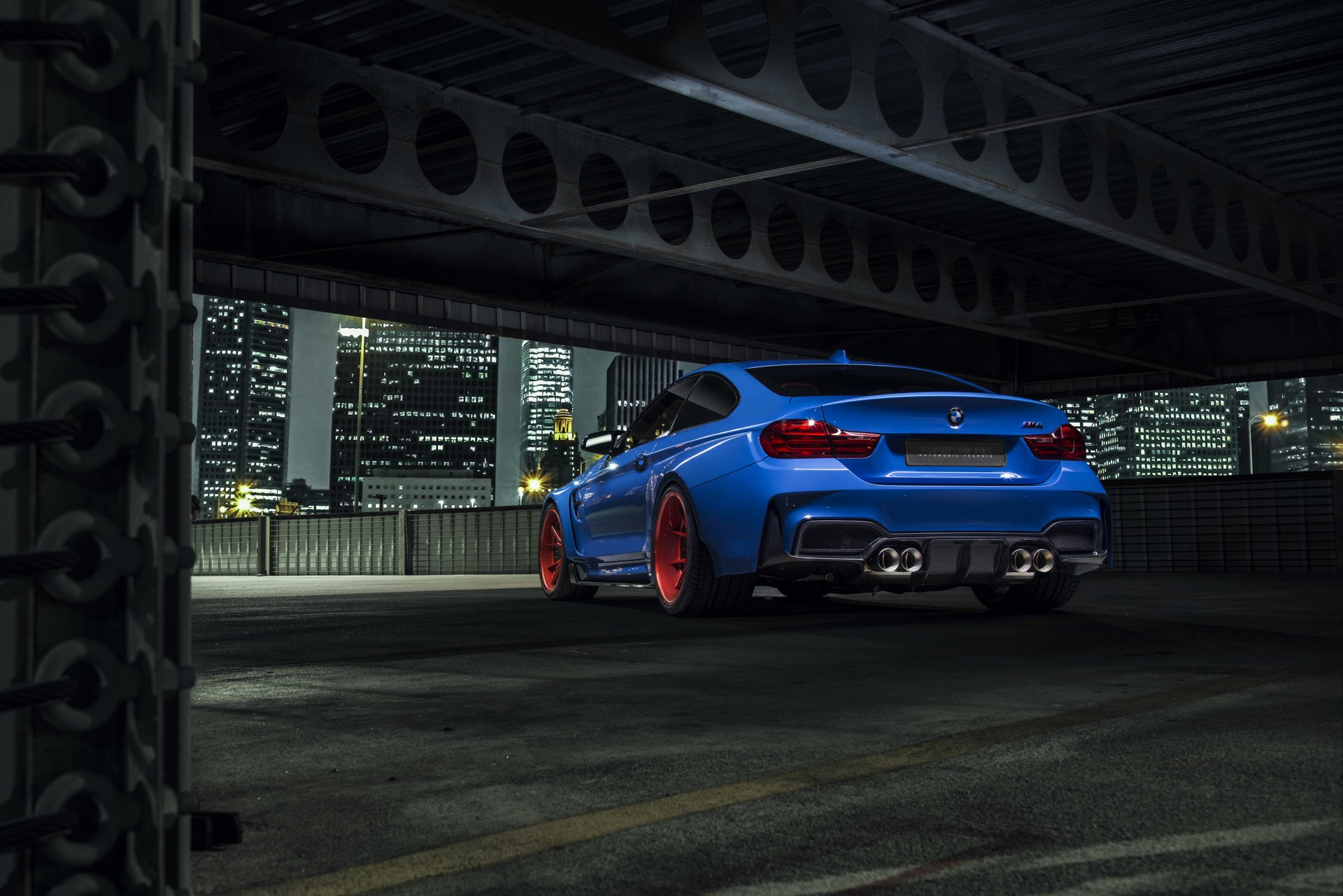 bmw gtrs4 vorsteiner räder widebody fotoshooting blau nigth stadt hinten