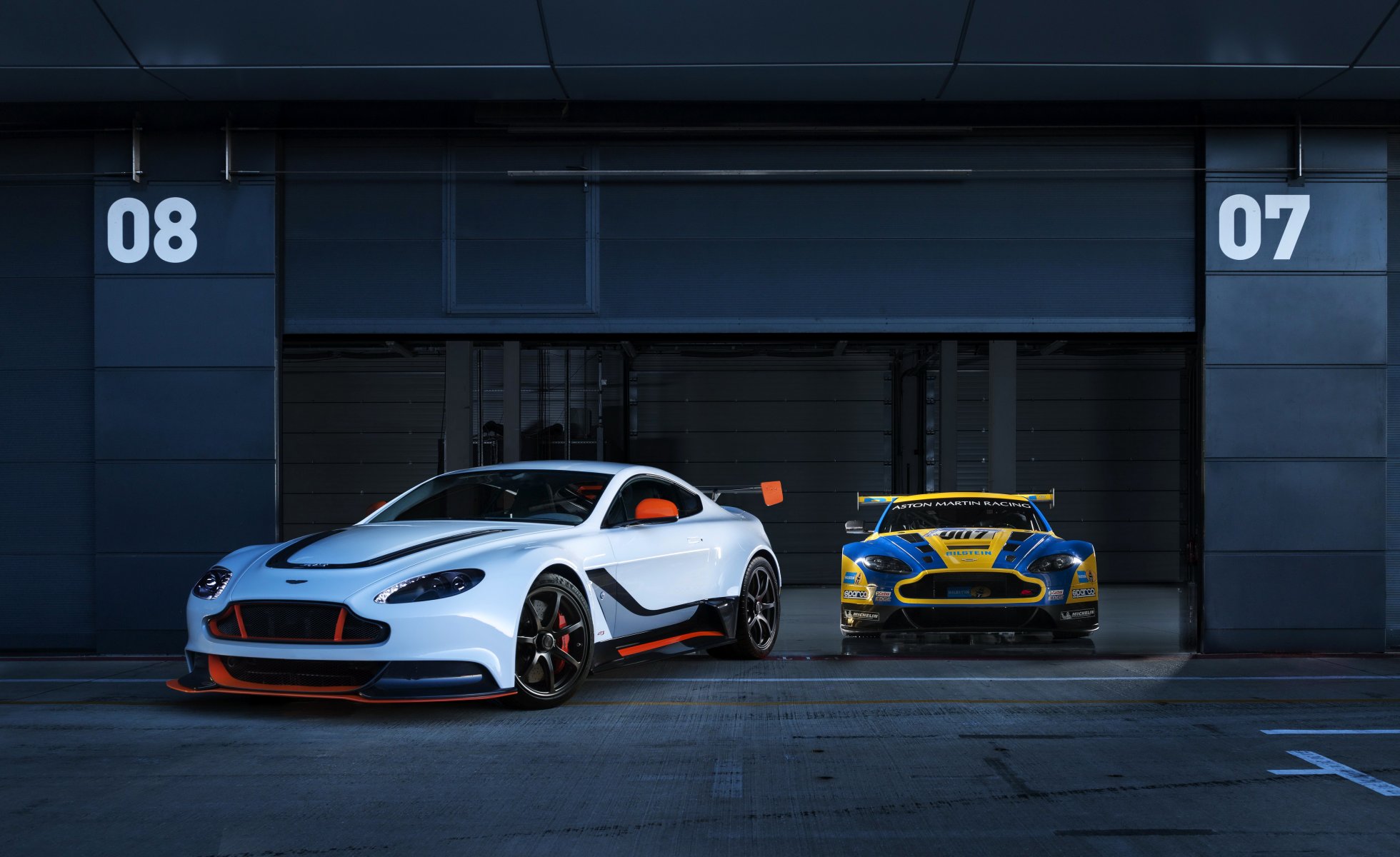 aston martin messa a punto 2015 vantage gt3 due auto foto