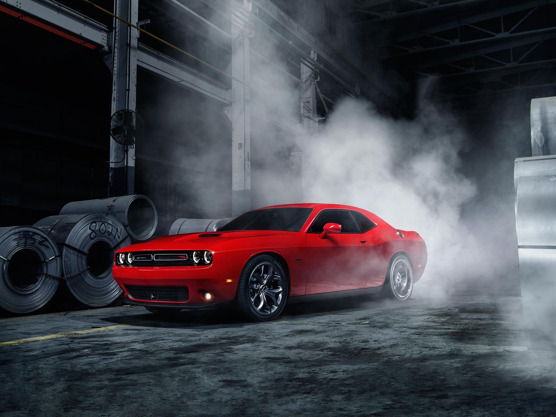 dodge challenger amerykański mięśnie samochód dym czerwony przód światło