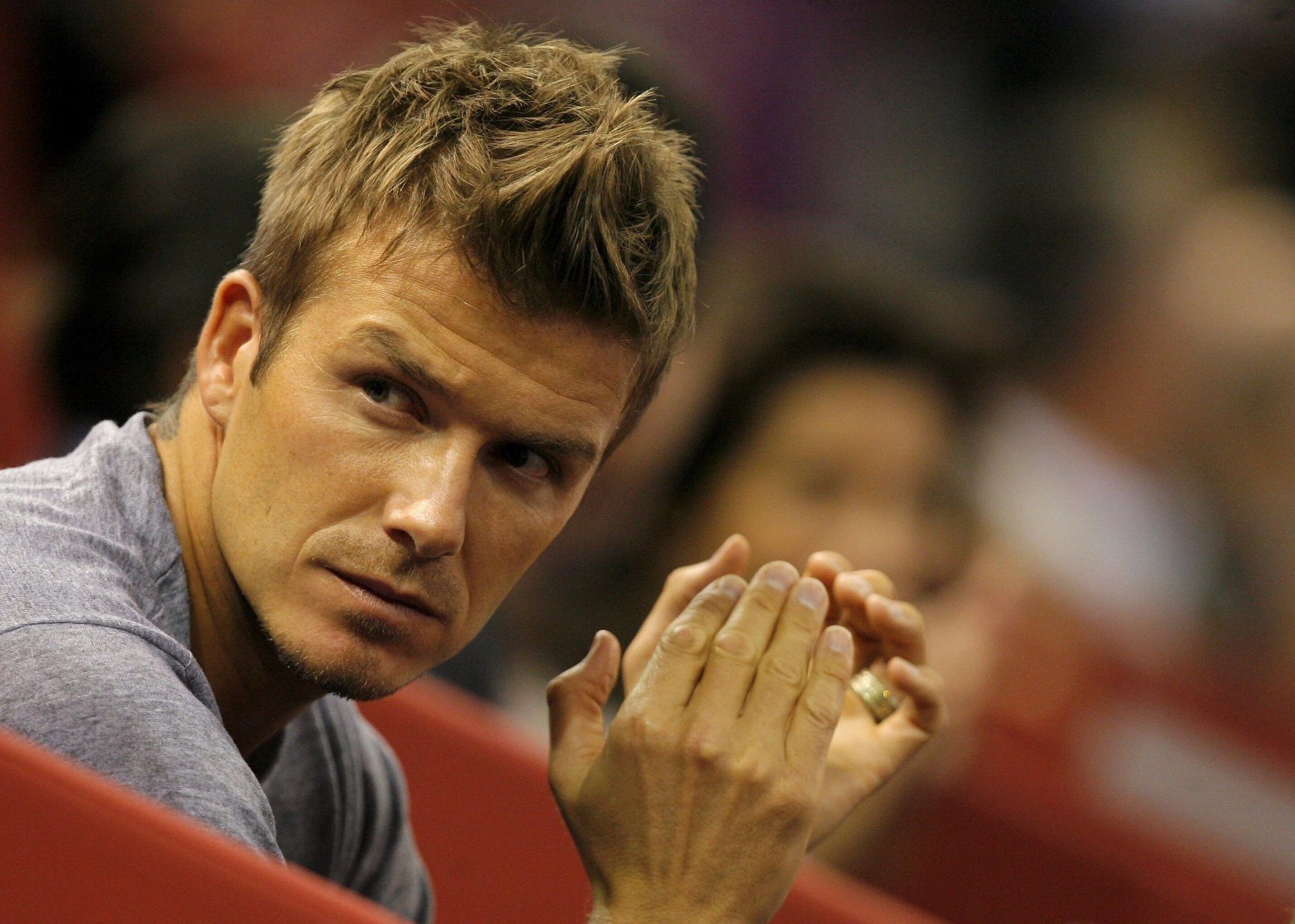 futbolista david beckham mirada manos aplausos macro retrato guapo morena sin afeitar palmas peinado estrella celebridad ojos cara