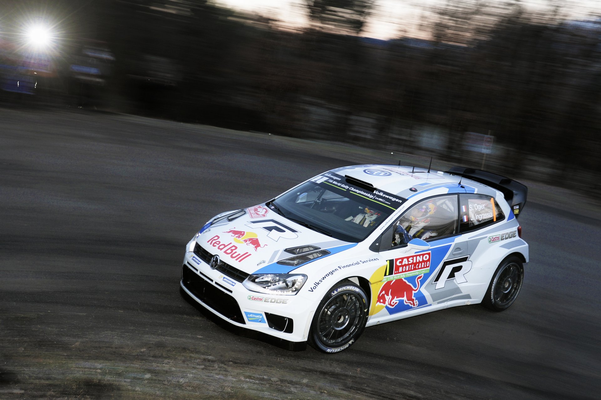 volkswagen polo wrc zlot auto przodek biały prędkość zakręt sebastian ogier