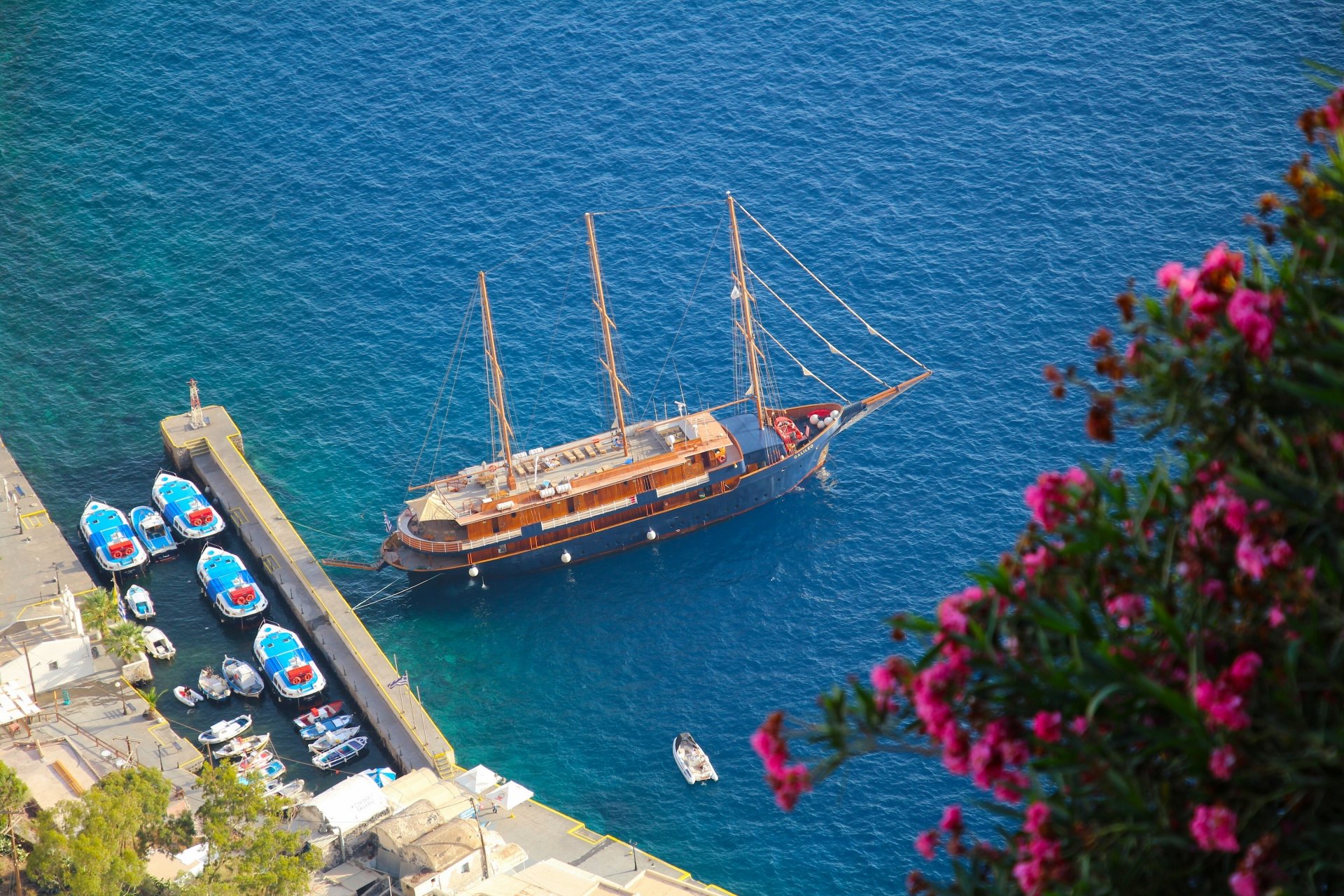 oia santorini grecia mar egeo yate barcos muelle mar