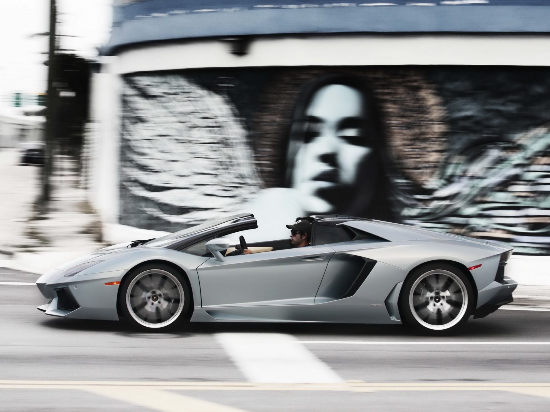 lamborghini aventador mur portrait