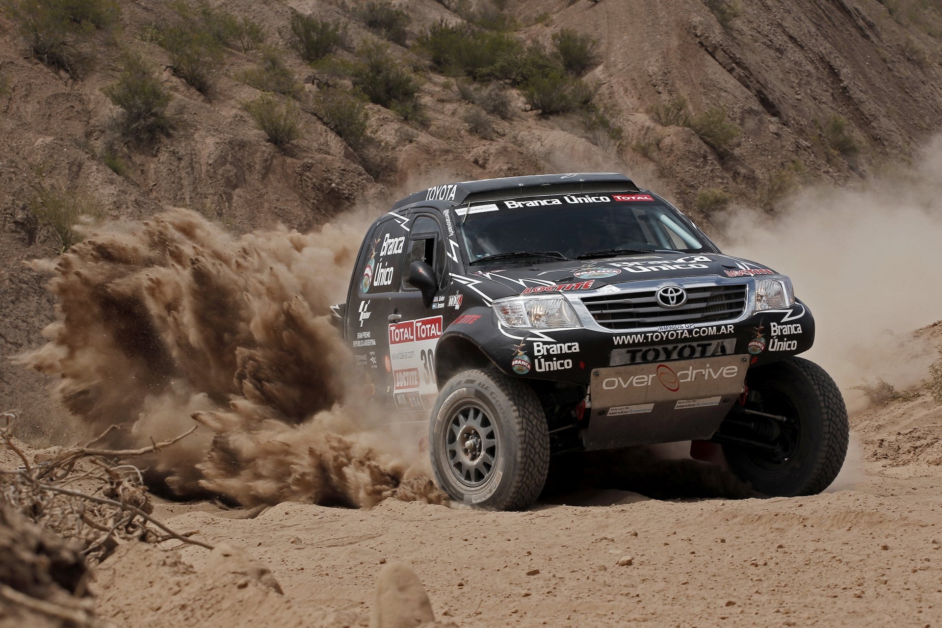 toyota schwarz suv sand drehen front scheinwerfer schleudern wettbewerb